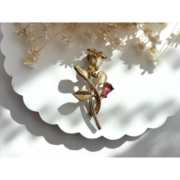 Avon Gold Rosebud Vintage Lavender Rhinestone Accented Gold T Floral Brooch - Picture 7 of 10